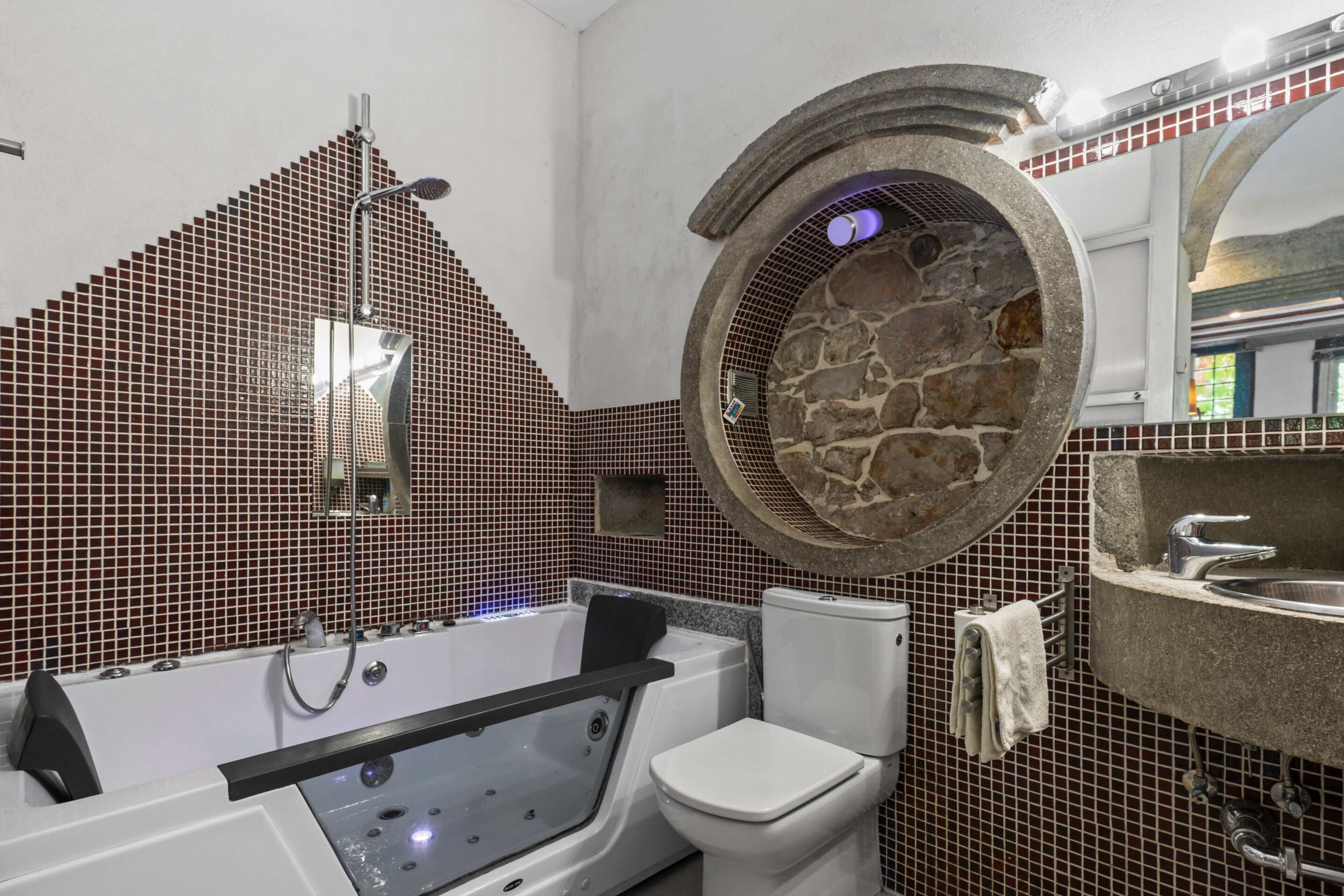 Un baño con bañera, inodoro y lavabo.