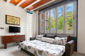 1 bedroom, free WiFi, bed sheets - 'Zentralclub Electron' Apartment with Mountain Views, Private Terrace, and Wi-Fi (Belmonte De Miranda)