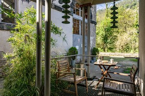 Outdoor dining - 'Zentralclub Electron' Apartment with Mountain Views, Private Terrace, and Wi-Fi (Belmonte De Miranda)