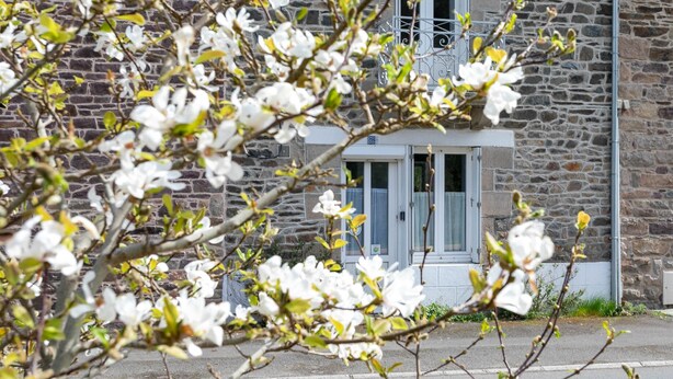 A stone building with a window and a door. - Guesthouse 'Chambre Trieux' with Shared Terrace, Shared Garden and Wi-Fi (Pontrieux)