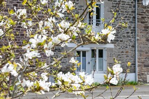 Un bâtiment en pierre doté d’une fenêtre et d’une porte.