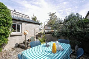 Outdoor dining - Guesthouse 'Chambre Trieux' with Shared Terrace, Shared Garden and Wi-Fi (Pontrieux)