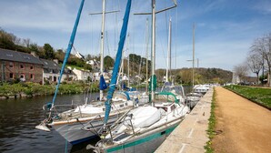 A canal with boats docked, a pathway, and houses in the background. - Guesthouse 'Chambre Trieux' with Shared Terrace, Shared Garden and Wi-Fi (Pontrieux)
