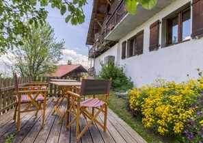 Outdoor dining - Apartment 'La Charbonnière 2' with Mountain View, Private Terrace and Wi-Fi (Cordon)
