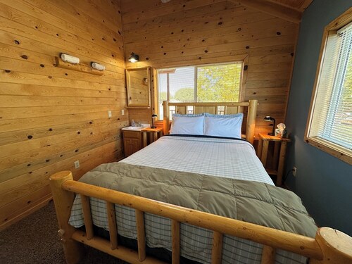 Cabin 3 at Mount Peale Inn