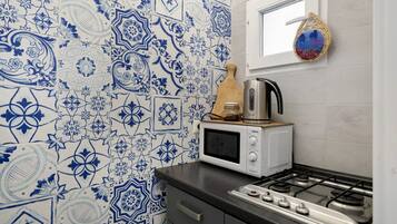 Réfrigérateur, micro-ondes, four, plaque de cuisson