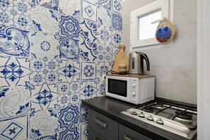 Fridge, microwave, oven, stovetop - Apartment 'Penisola Apartments' with Shared Terrace, Wi-Fi and Air Conditioning (Vico Equense)