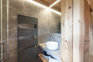 Douche, séchoir à cheveux, serviettes fournies