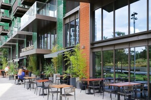 Outdoor dining - Nice Vauxhall 1BR w/ Gym, near Shops & London Bridge, by Blueground (London)