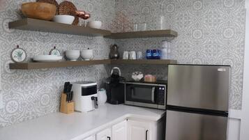 Fridge, microwave, oven, coffee/tea maker