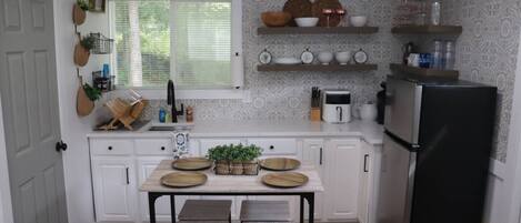 Fridge, microwave, oven, coffee/tea maker