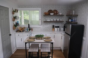 Kjøleskap, mikrobølgeovn, ovn og kaffetrakter/tekoker