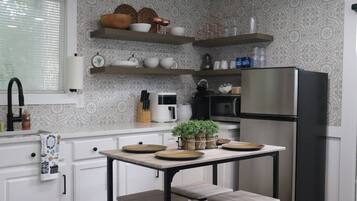 Réfrigérateur, micro-ondes, four, cafetiÚre/bouilloire