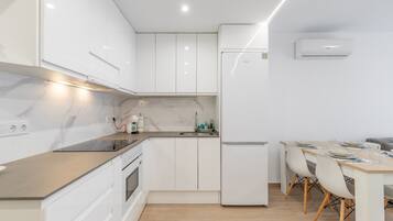 Refrigerador, microondas, horno y cafetera y tetera