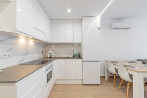 Fridge, microwave, oven, coffee/tea maker - Apartment 'Vistamar' with Sea View, Wi-Fi and Air Conditioning (Moraira)