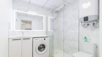 Douche, sĂšche-cheveux, serviettes fournies