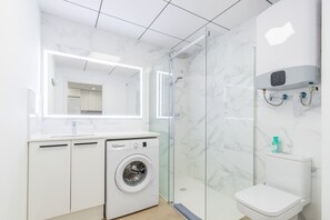 Douche, sèche-cheveux, serviettes fournies