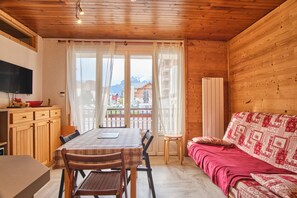 TV - Apartment 'Shrischss Joder' with Balcony (Les Deux-Alpes)