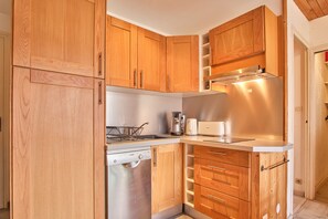 ثلاجة، ميكروويف، فرن، موقد طهي مسطح