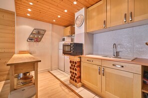 Fridge, microwave, stovetop, dishwasher - Apartment 'Olympe - Les 2 Alpes' with Mountain View, Balcony and Wi-Fi (Les Deux-Alpes)