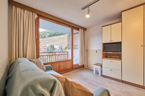 Interior - Apartment 'Meijotel' with Mountain View and Balcony (Les Deux-Alpes)