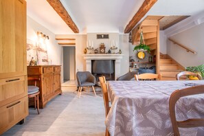 Interior - Apartment 'Authentic and Comfortable' with Shared Garden (Valderoure)