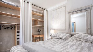 A bedroom with a bed, a desk, a chair, a wardrobe, and a mirror. - Cottage for Four in Nature – Préalpes d'Azur Regional Natural Park (Valderoure)