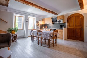 Fridge, microwave, oven, stovetop - Apartment 'Authentic and Comfortable' with Shared Garden (Valderoure)