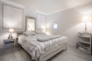 2 bedrooms, iron/ironing board, bed sheets - Apartment 'Authentic and Comfortable' with Shared Garden (Valderoure)