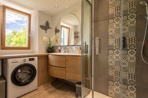 Shower, hair dryer, towels - Apartment 'Authentic and Comfortable' with Shared Garden (Valderoure)