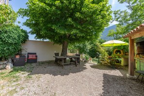 Outdoor dining - Apartment 'Authentic and Comfortable' with Shared Garden (Valderoure)