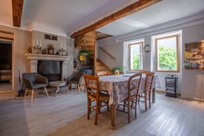Dining - Apartment 'Authentic and Comfortable' with Shared Garden (Valderoure)