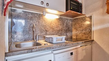 Réfrigérateur, micro-ondes, plaque de cuisson, lave-vaisselle