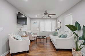 Smart TV - Near Parris Island, minutes to M.C.R.D and downtown (Beaufort)