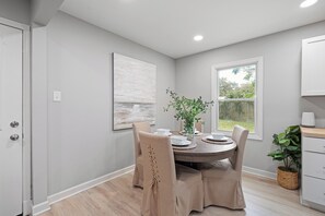 Dining - Near Parris Island, minutes to M.C.R.D and downtown (Beaufort)