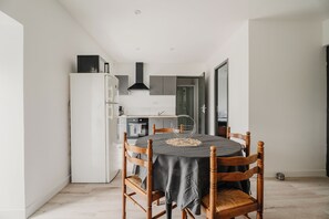 Dining - Apartment 'Appartement T2 Rénové La Suite' with Wi-Fi (Saint-Carné)