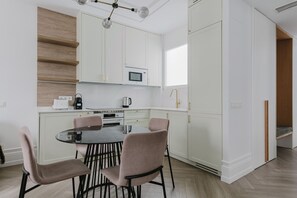 Frigorifero, microonde, forno, piano cottura