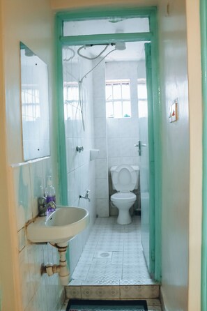 Doccia, asciugamani, sapone, shampoo