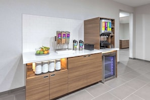 Free daily breakfast - Home2 Suites Dallas I-30 Cockrell Hill (Dallas)