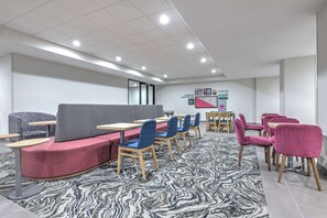 Lobby - Home2 Suites Dallas I-30 Cockrell Hill (Dallas)