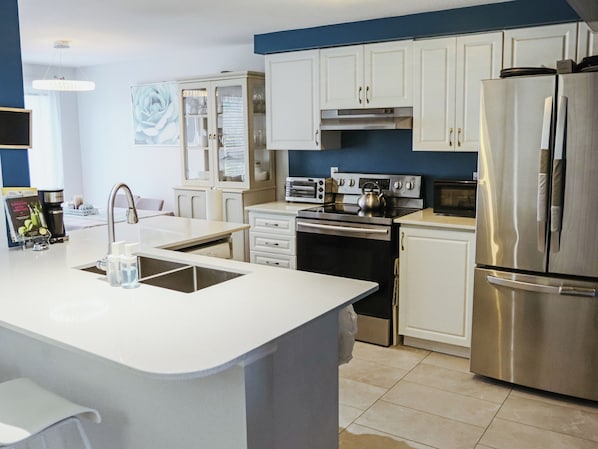 Private kitchen - Story-House is located in Waterloo-Kitchener area with 3 big bedrooms. (Kitchener)