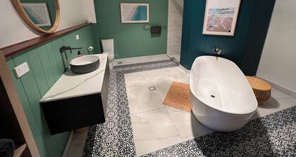 Comforting Stay with Spacious & Serene Bath