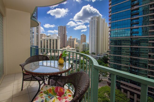 Cozy two bedroom, sleeps 6. Wifi, full kitchen, balcony, and pool.