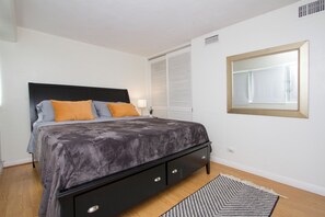 2 bedrooms, iron/ironing board, WiFi, bed sheets - Cozy two bedroom, sleeps 6. Wifi, full kitchen, balcony, and pool. (Honolulu)