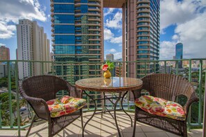 Outdoor dining - Cozy two bedroom, sleeps 6. Wifi, full kitchen, balcony, and pool. (Honolulu)