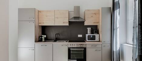 雪櫃、微波爐、焗爐、爐具