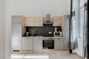Fridge, microwave, oven, stovetop - Cool Neubau 3BR, Furniture, Decor & Kitchen, by Blueground (Vienna)