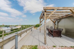 Outdoor dining - Marvelous Landstraße 3BR w/ Rooftop Terrace & Elevator, by Blueground (Vienna)