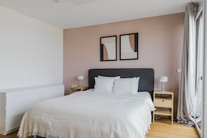 3 habitaciones, tabla de planchar con plancha, wifi y ropa de cama 