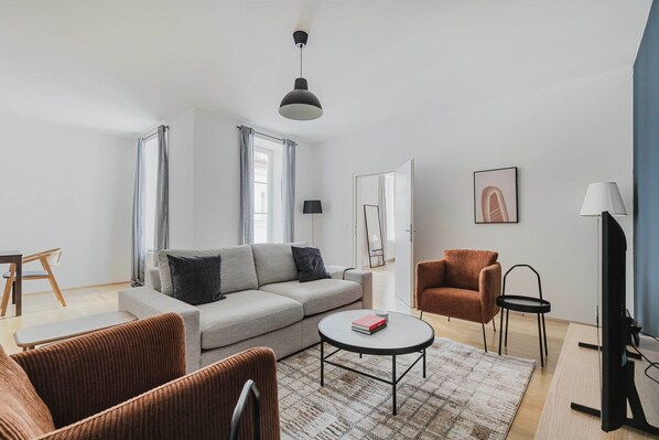 Una televisión, un reproductor estéreo